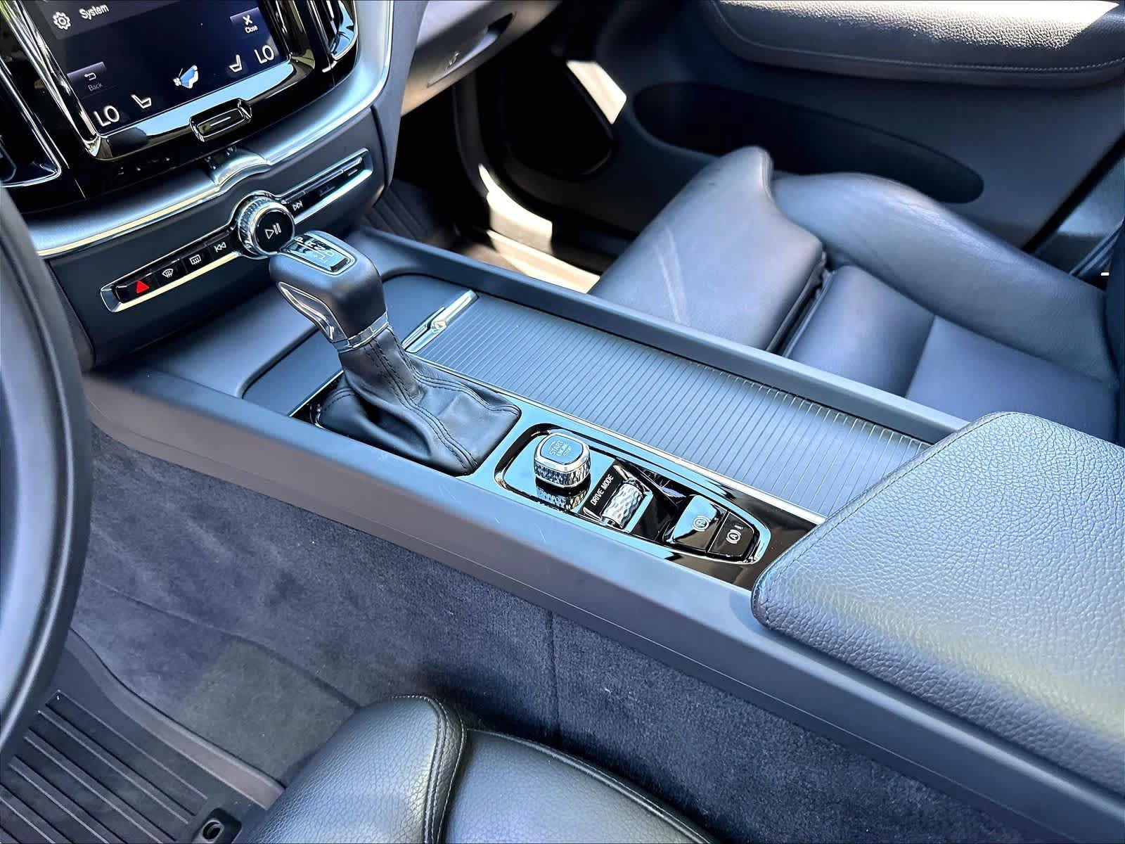 Used 2019 Volvo XC60 T5 Momentum w/ Multimedia Package AWD/4WD image 20