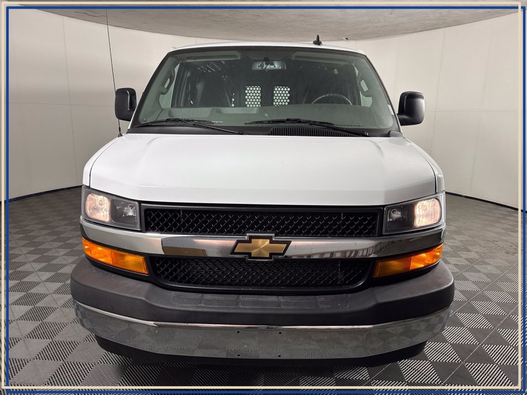 Used 2025 Chevrolet Express 2500 w/ Driver Convenience Package RWD image 3