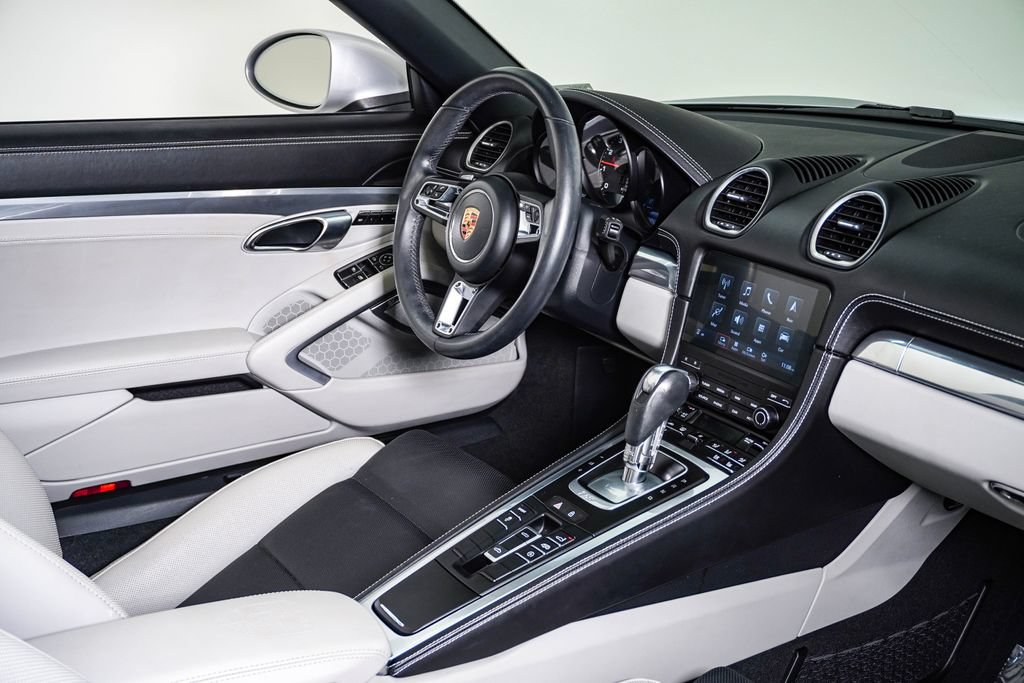 Used 2024 Porsche 718 Boxster RWD image 16