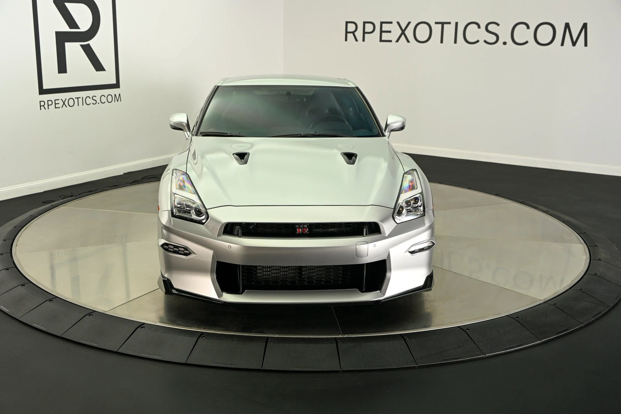 Used 2024 Nissan GT-R Premium w/ Floor Mat Package AWD/4WD image 8