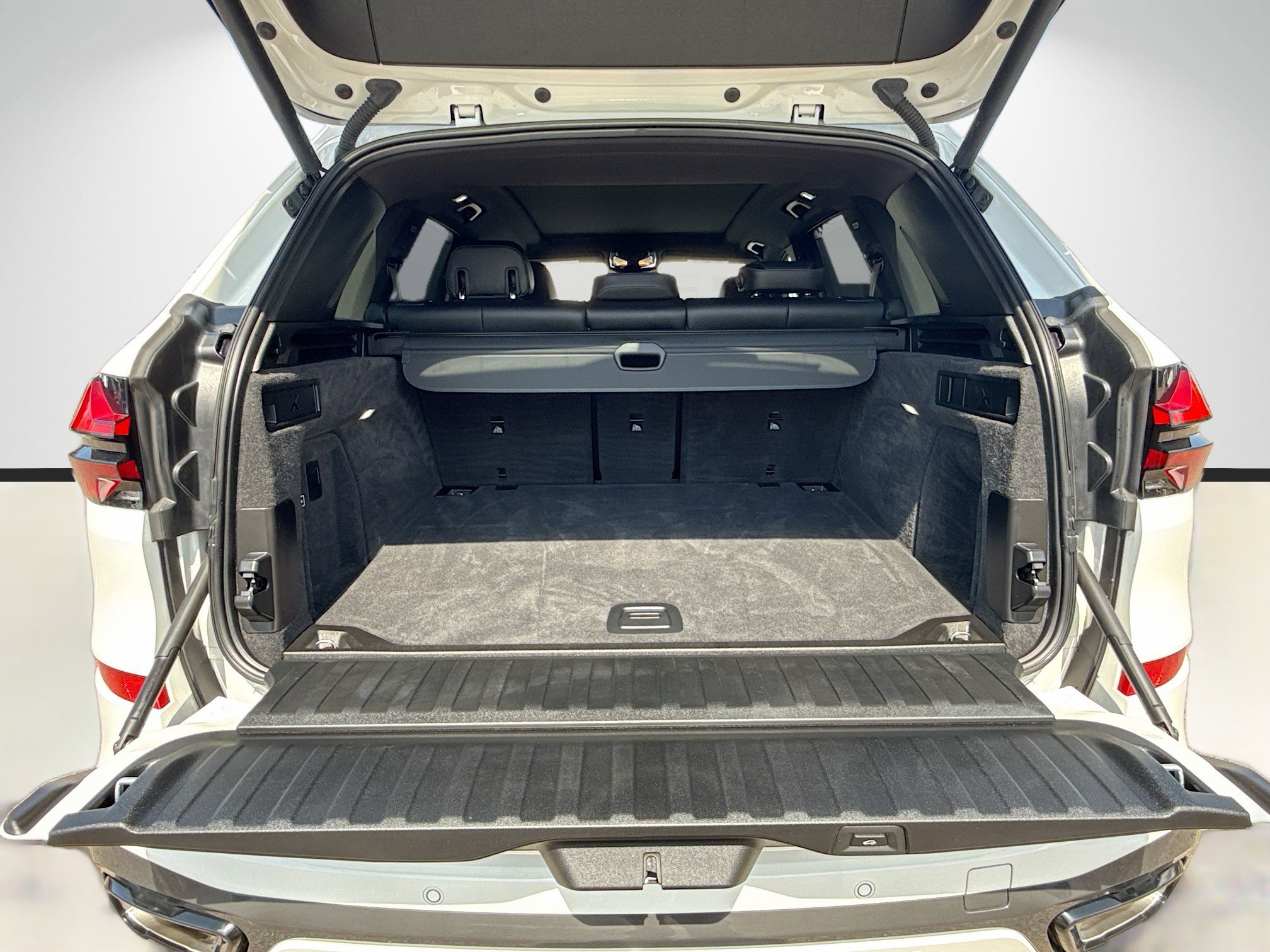 Used 2024 BMW X5 xDrive40i w/ Executive Package image 12