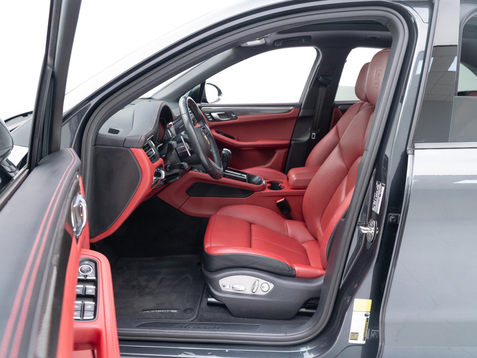 Certified 2023 Porsche Macan image 17