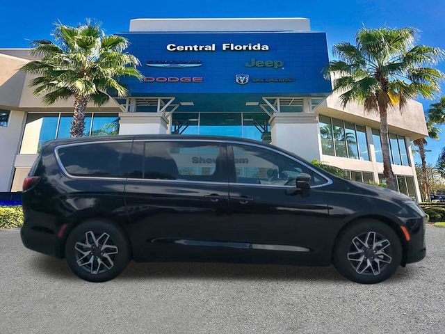 New 2027 Chrysler Pacifica Limited FWD image 4