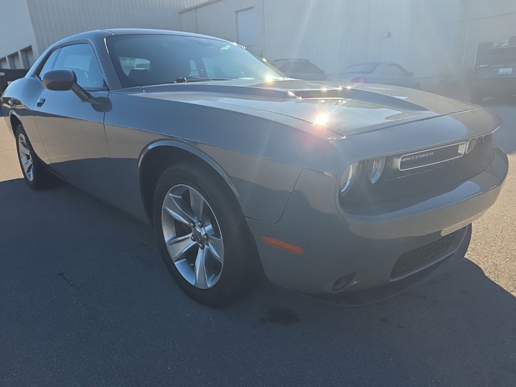 Used 2018 Dodge Challenger SXT RWD image 3