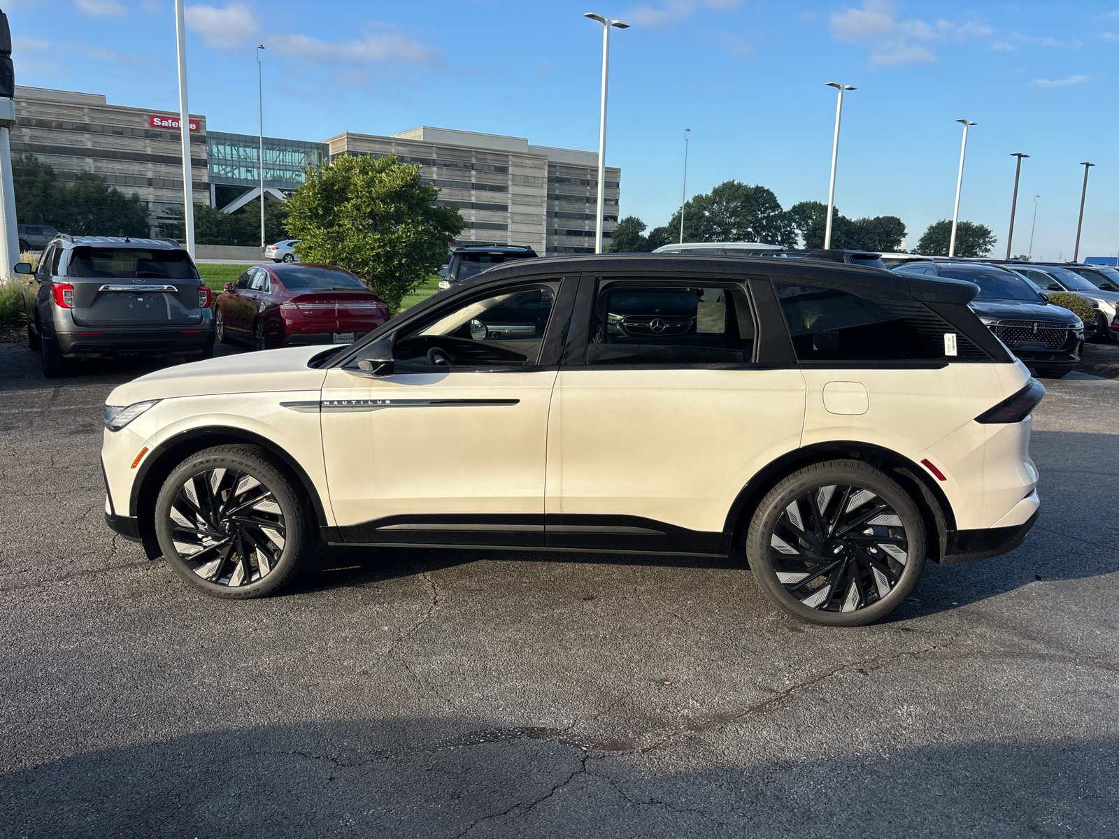 New 2026 Lincoln Nautilus Reserve w/ Jet Appearance Package AWD/4WD image 4