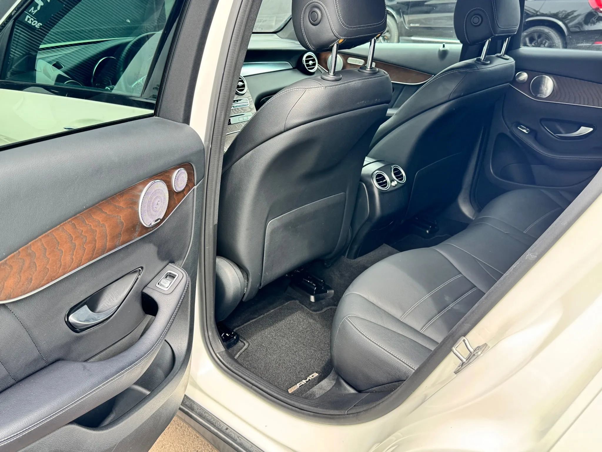 Used 2019 Mercedes-Benz GLC 300 4MATIC w/ Leather Seating Package image 12