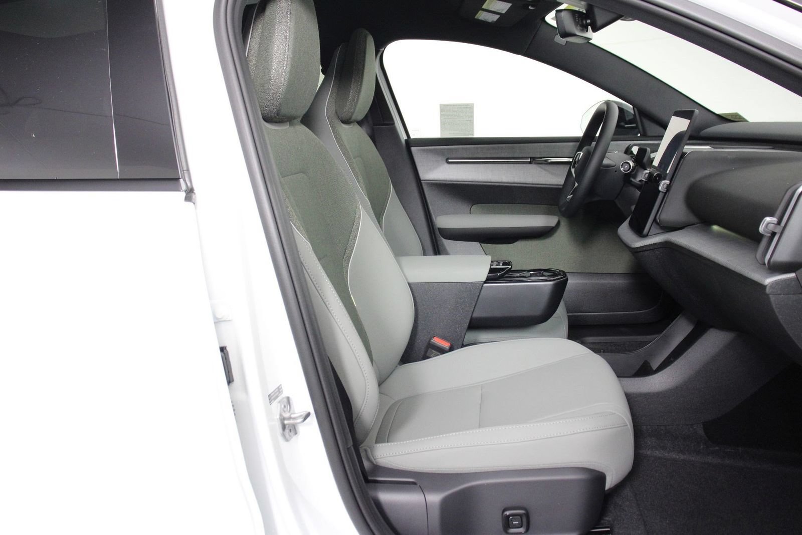 New 2026 Volvo EX30 Plus w/ Protection Package AWD/4WD image 10