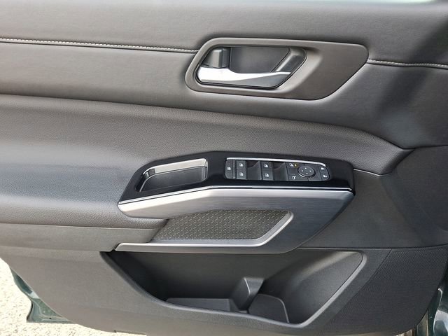 Used 2025 Nissan Pathfinder SL AWD/4WD image 13