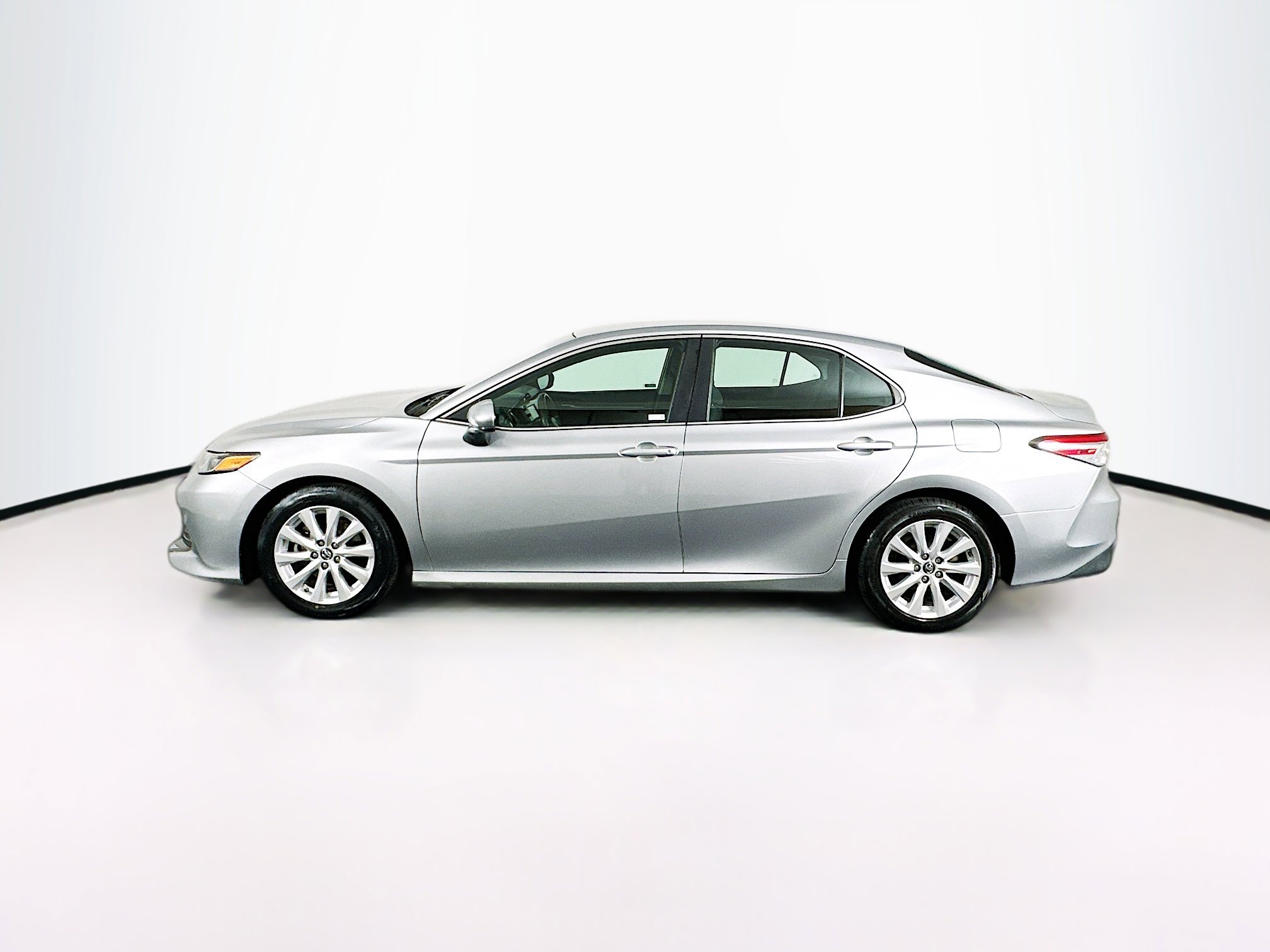 Used 2018 Toyota Camry LE image 4