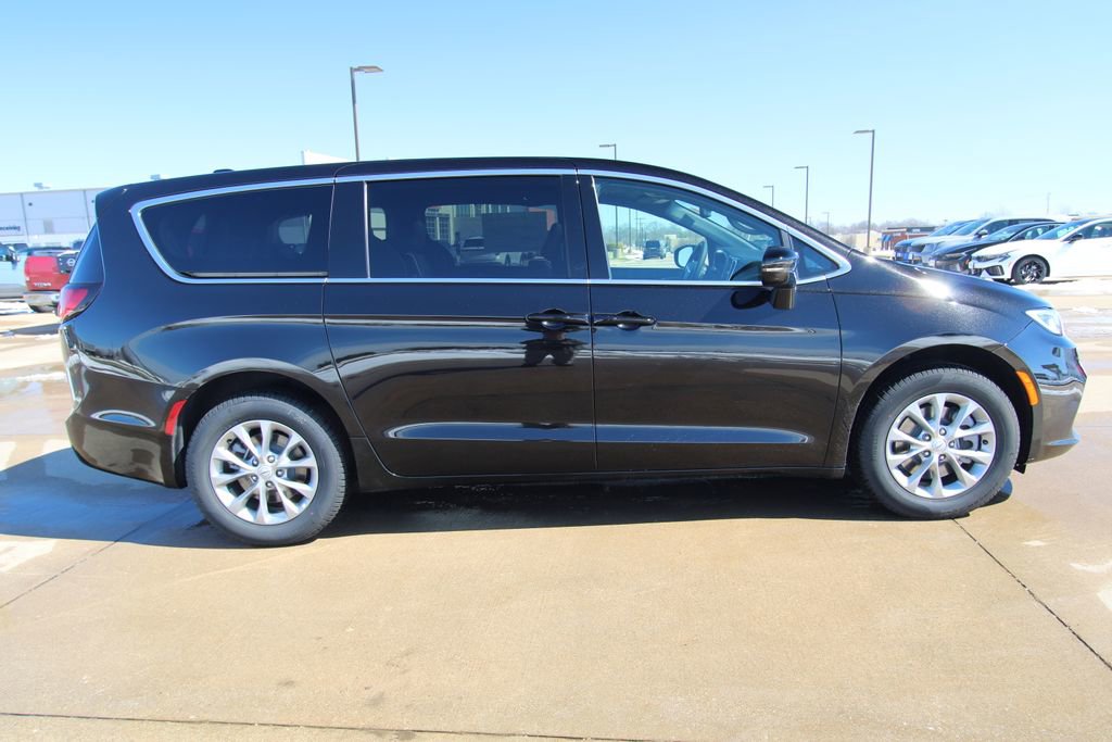 New 2026 Chrysler Pacifica Limited image 4