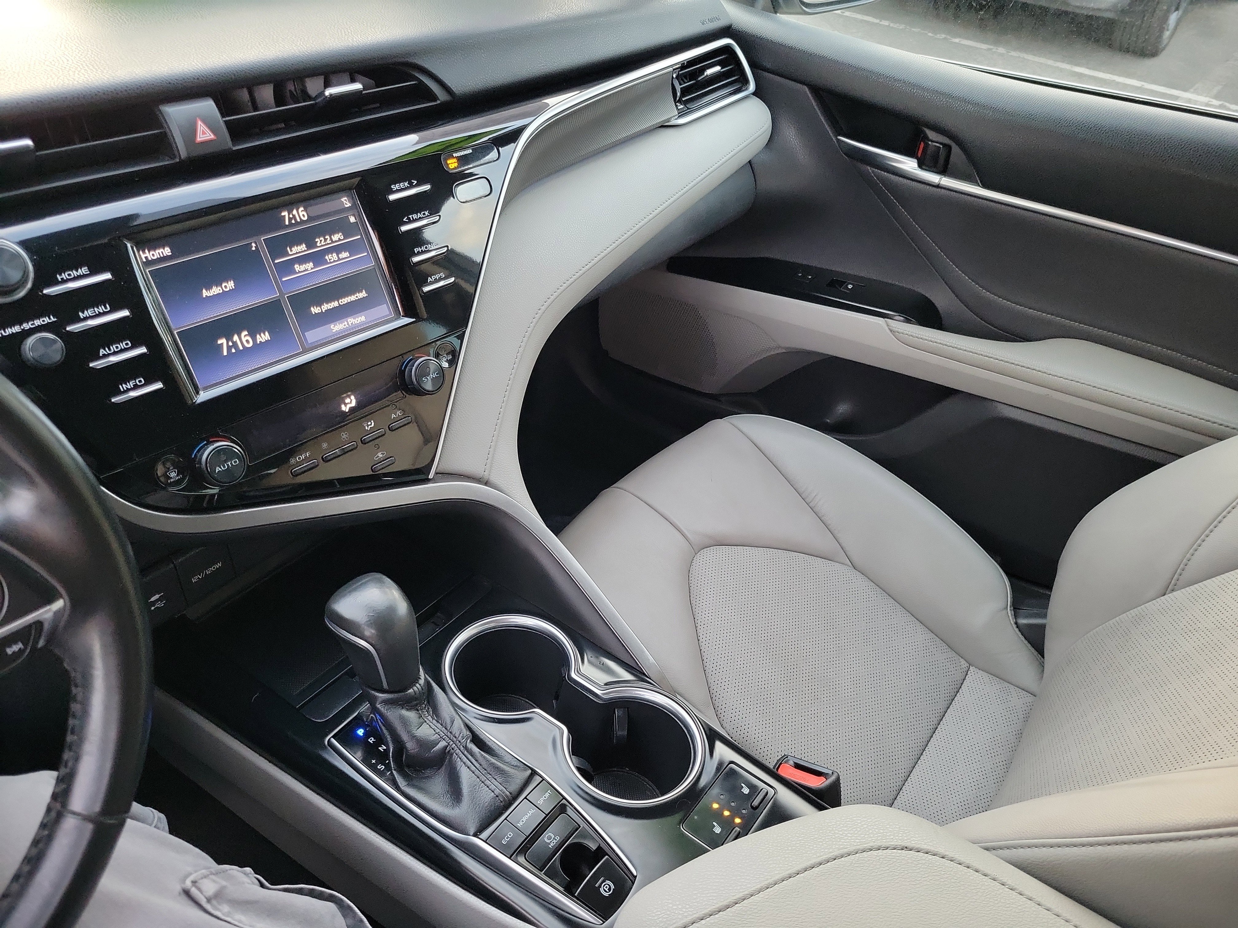 Used 2018 Toyota Camry XSE image 15