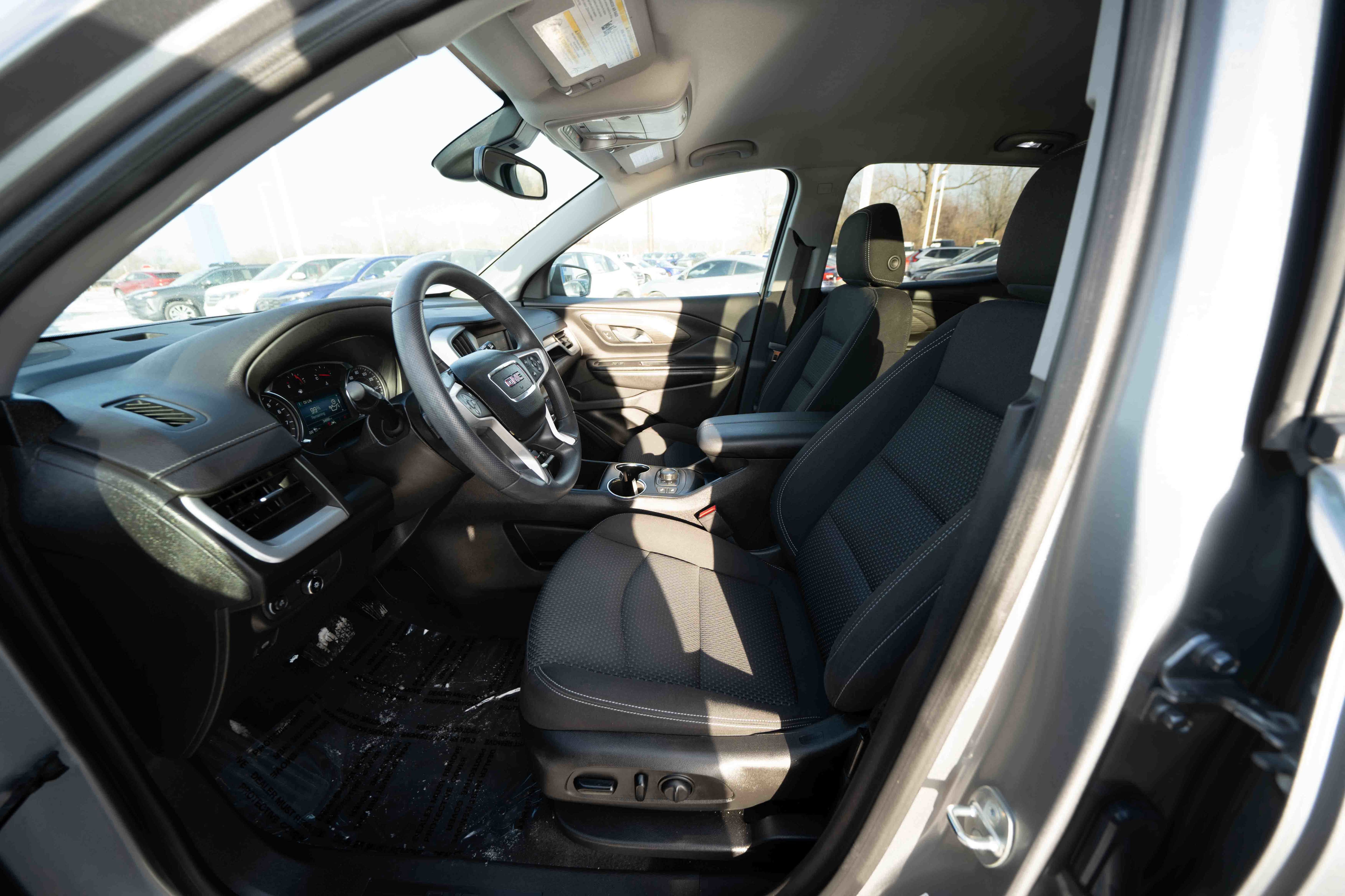 Used 2023 GMC Terrain SLE w/ Driver Convenience Package image 9