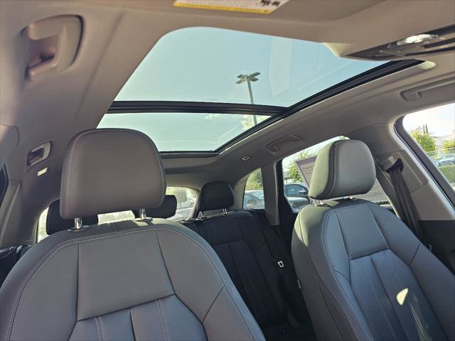 Used 2025 Audi Q5 Premium w/ Convenience Package image 3