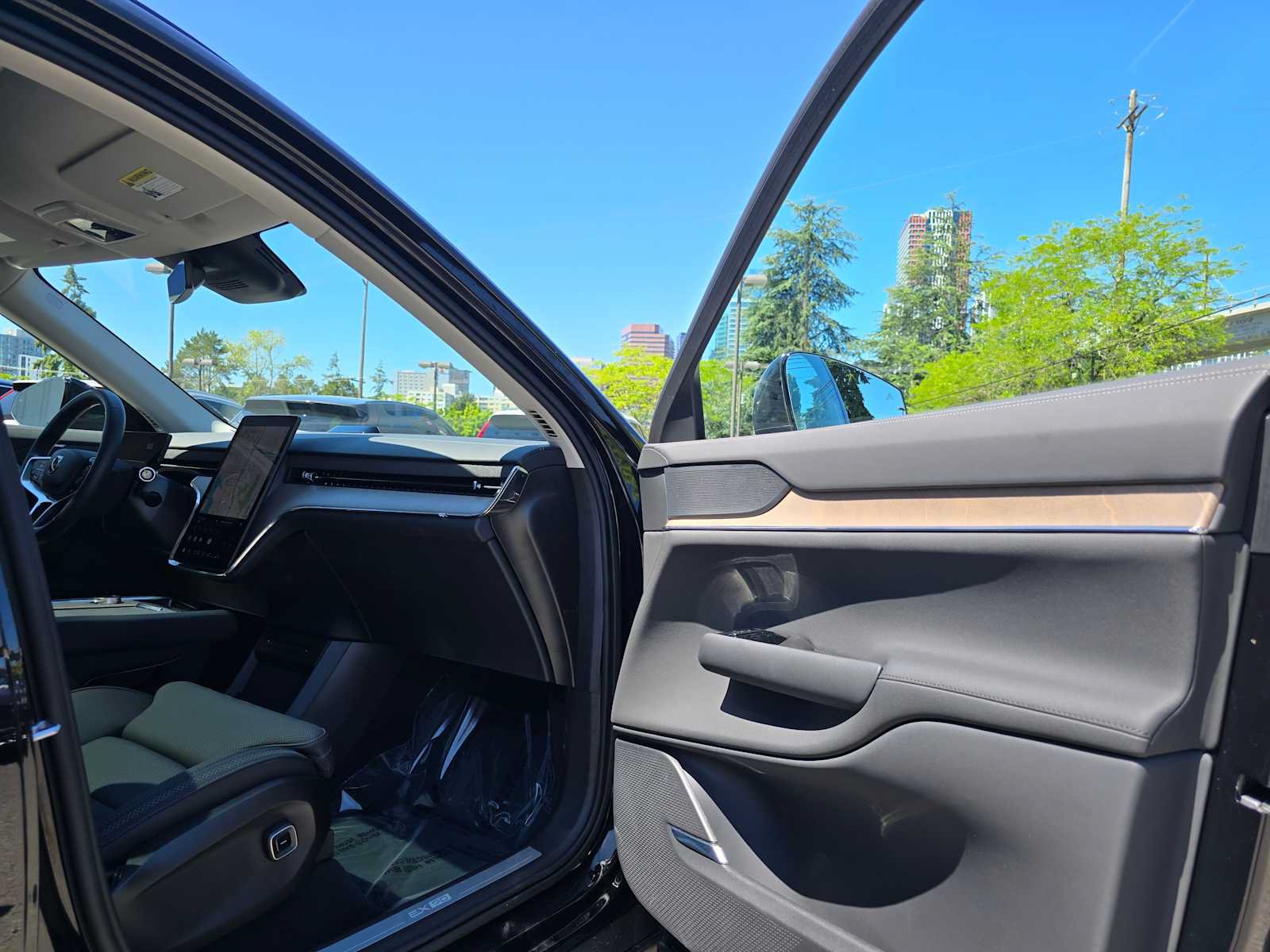 Used 2025 Volvo EX90 Plus w/ Protection Package Premier AWD/4WD image 12