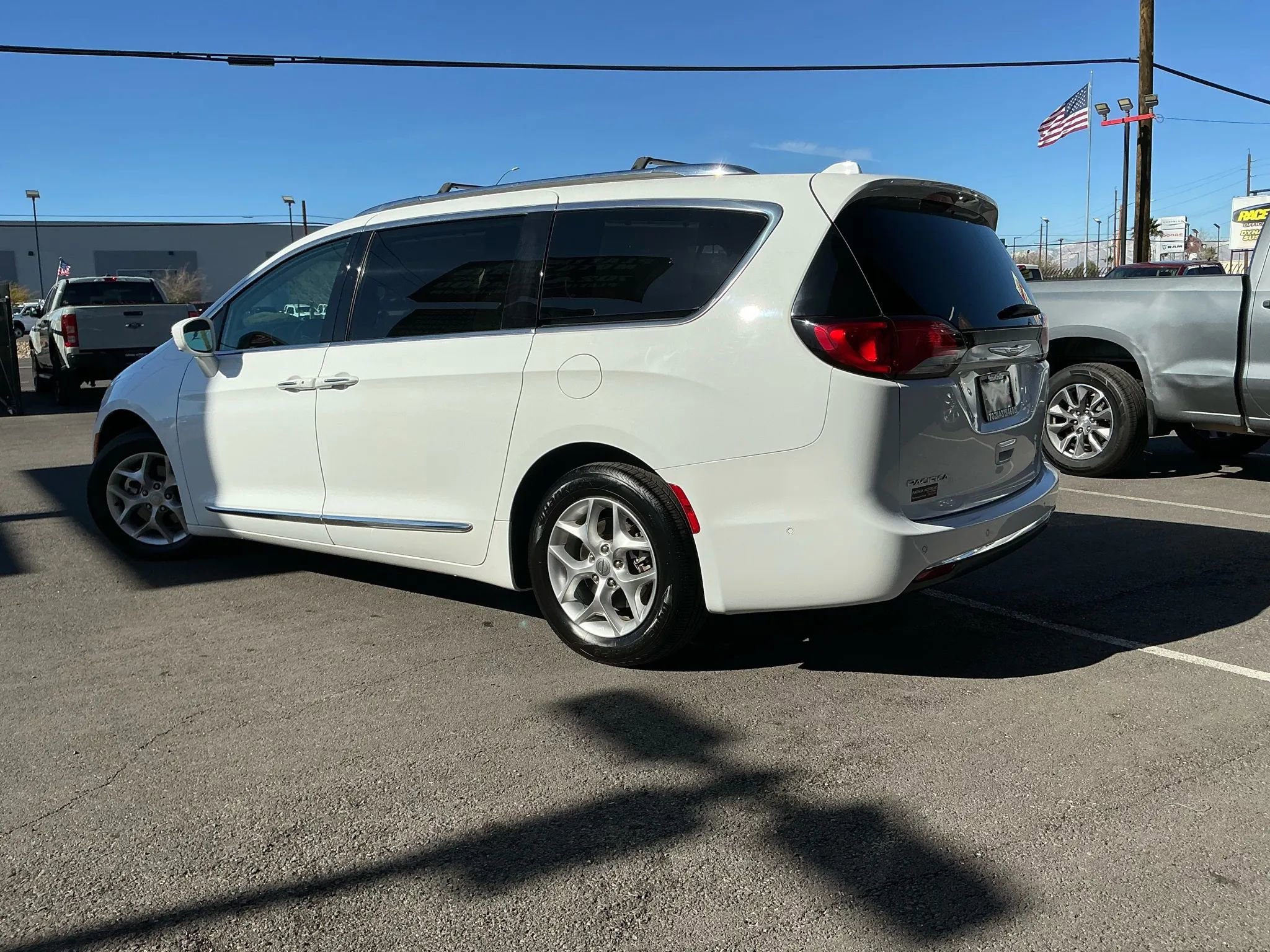 Used 2018 Chrysler Pacifica Touring-L w/ Advanced Safetytec Group image 3