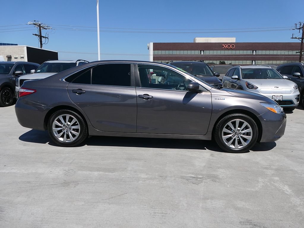 Used 2017 Toyota Camry XLE w/ Moonroof Package FWD image 2
