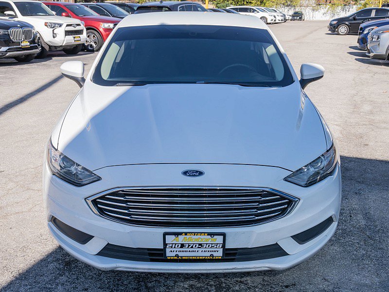 Used 2017 Ford Fusion SE w/ Fusion SE Technology Package FWD image 2