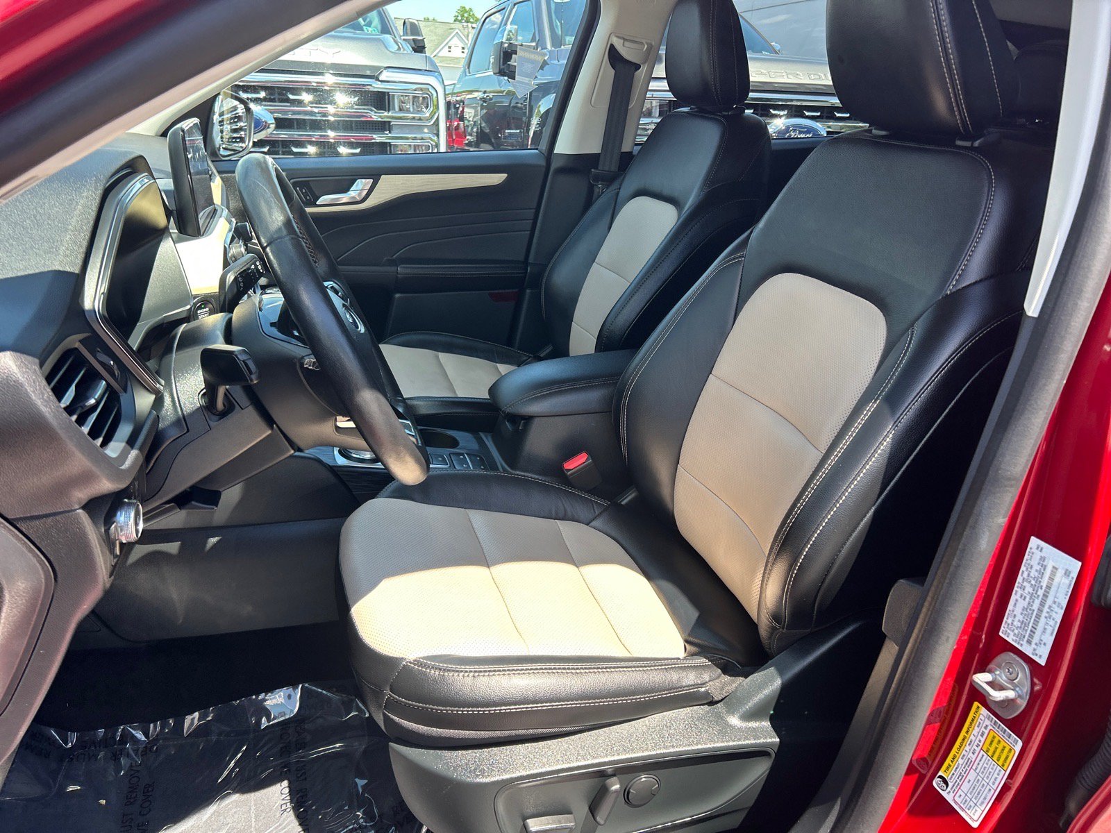 Certified 2022 Ford Escape Titanium w/ Titanium Premium Package FWD image 9