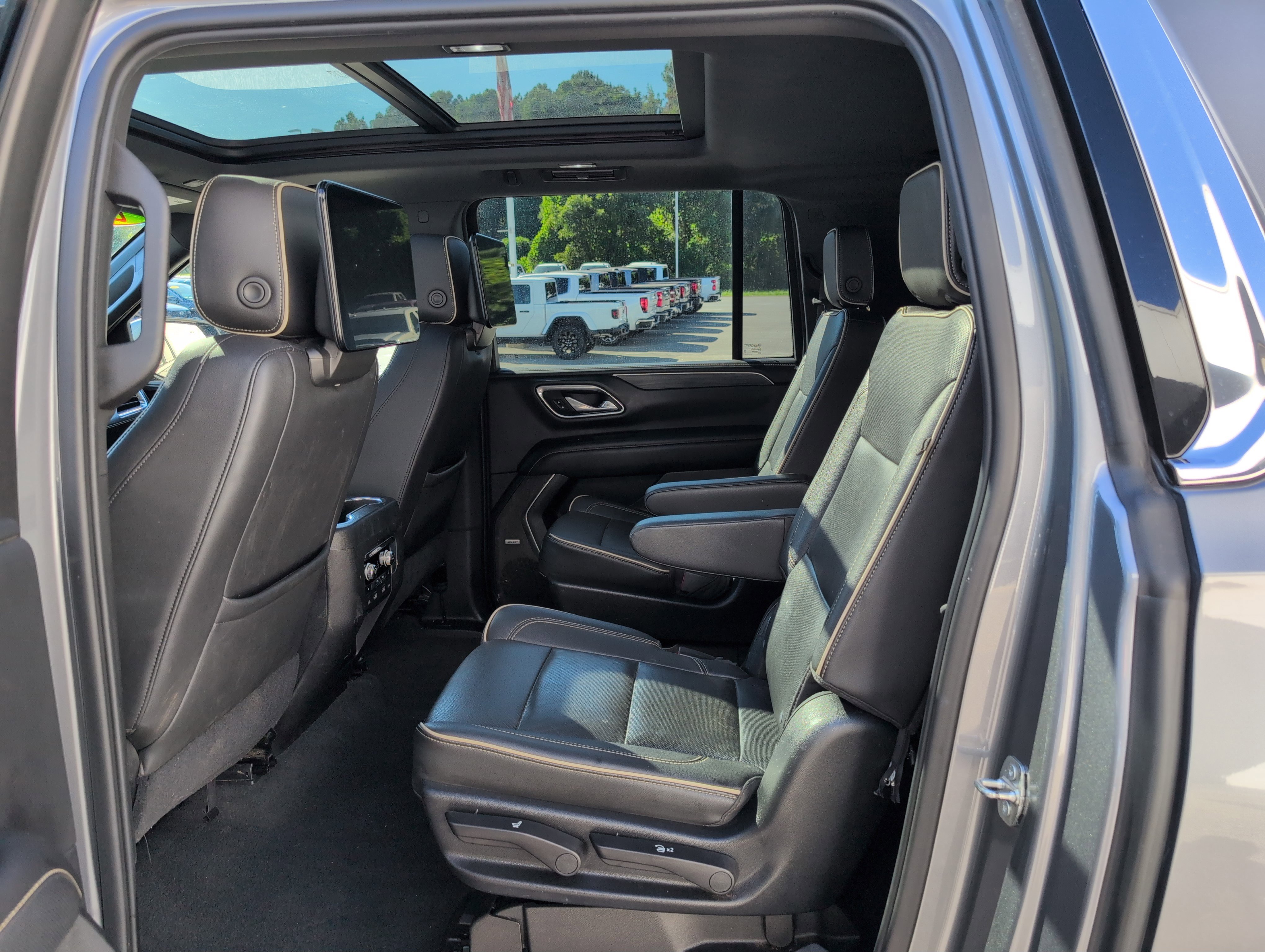 Used 2021 GMC Yukon XL SLT w/ SLT Luxury Plus Package image 36