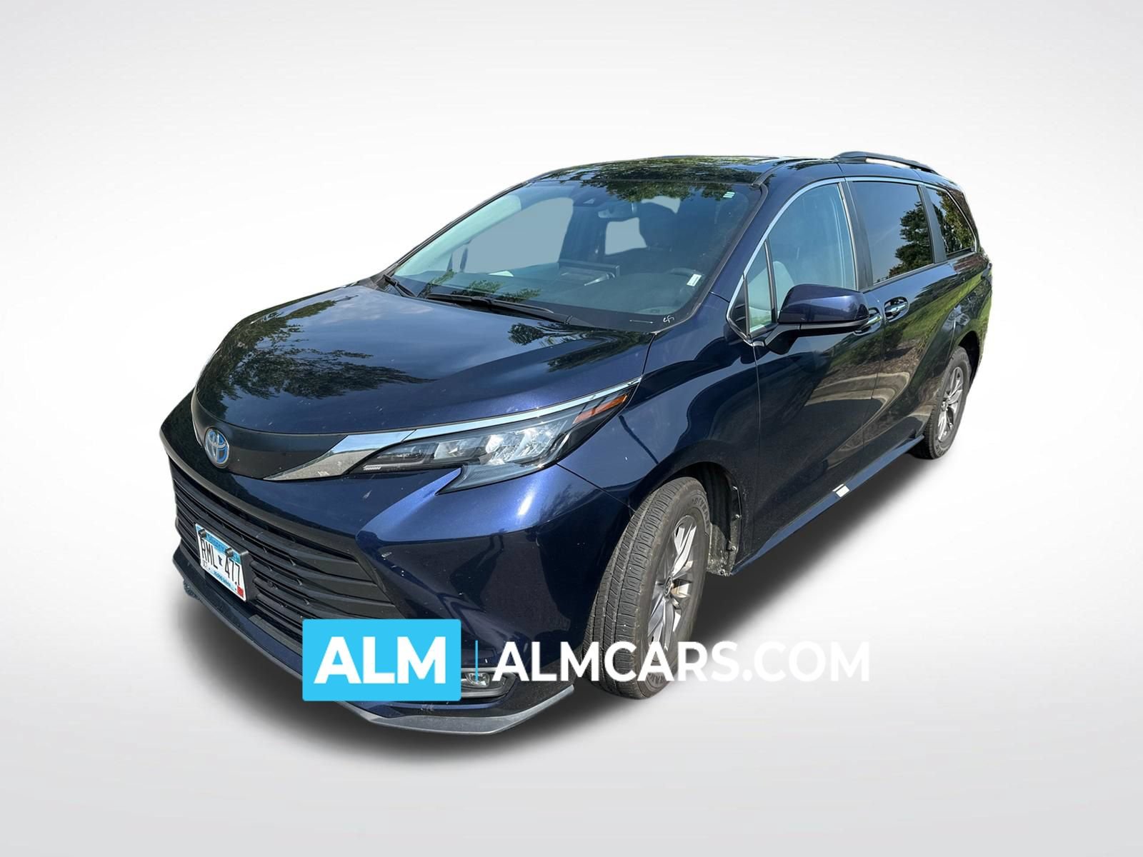 Used 2025 Toyota Sienna XLE FWD image 1
