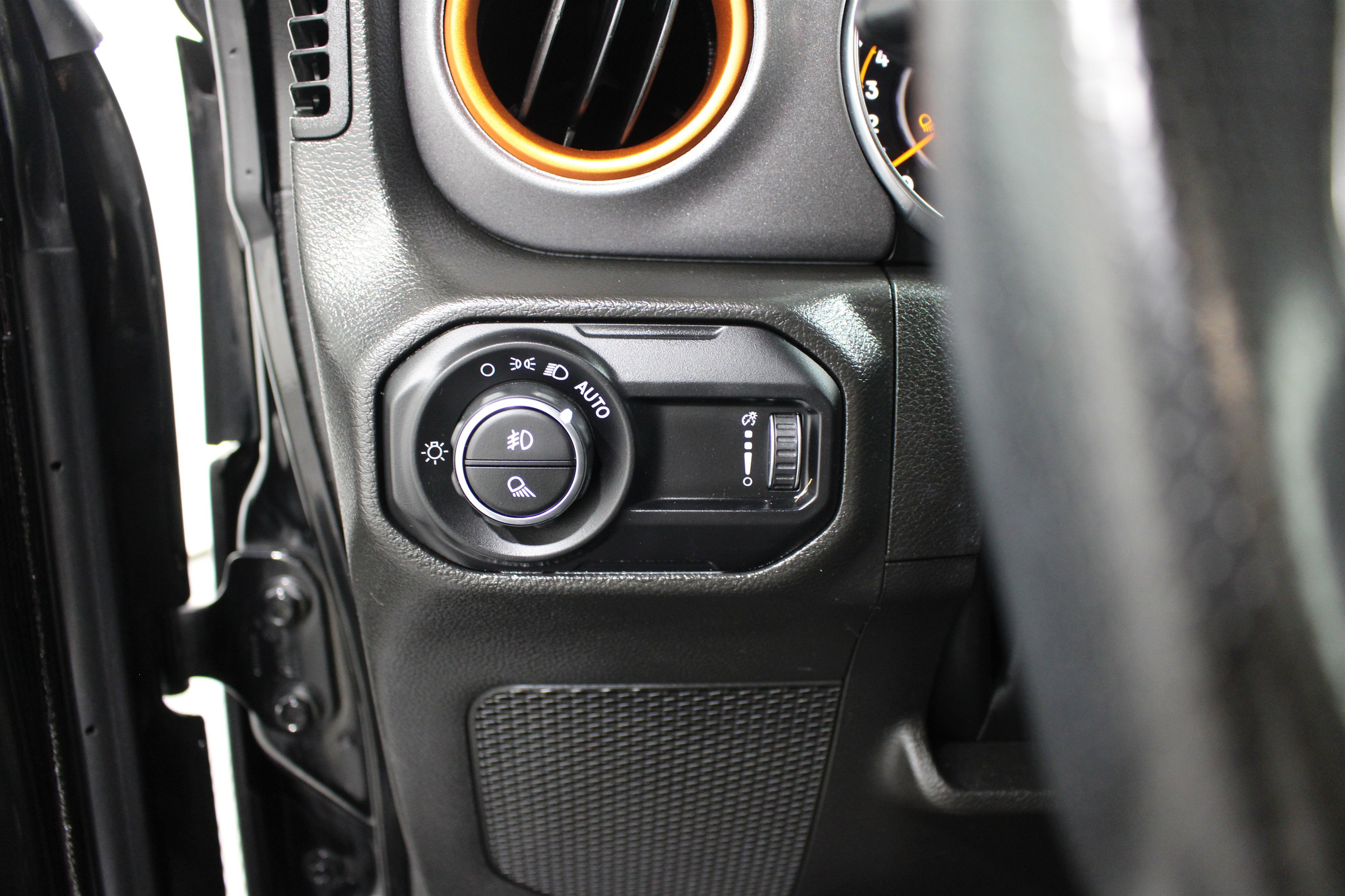 Used 2023 Jeep Gladiator Mojave w/ Cold Weather Group image 9