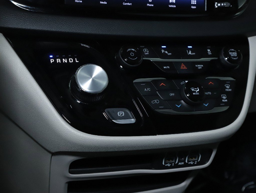 Used 2024 Chrysler Pacifica Touring-L image 26