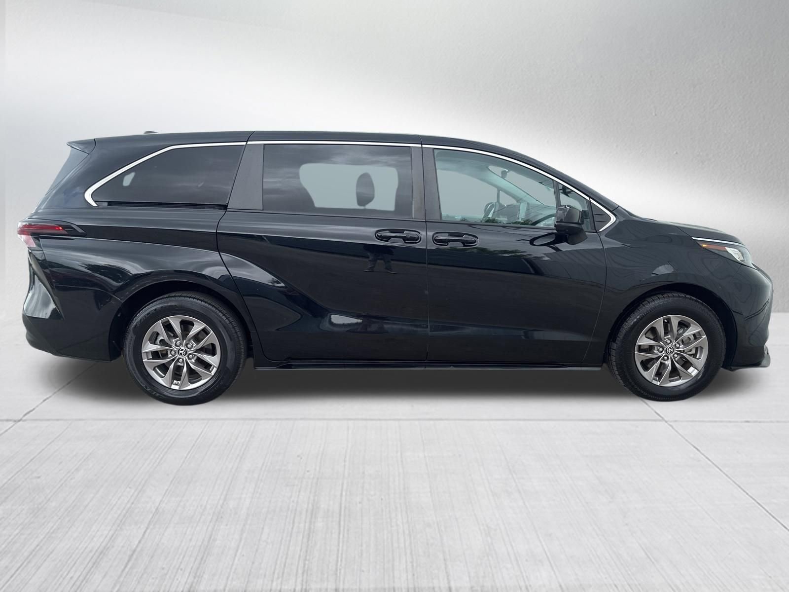 Used 2023 Toyota Sienna LE FWD image 5