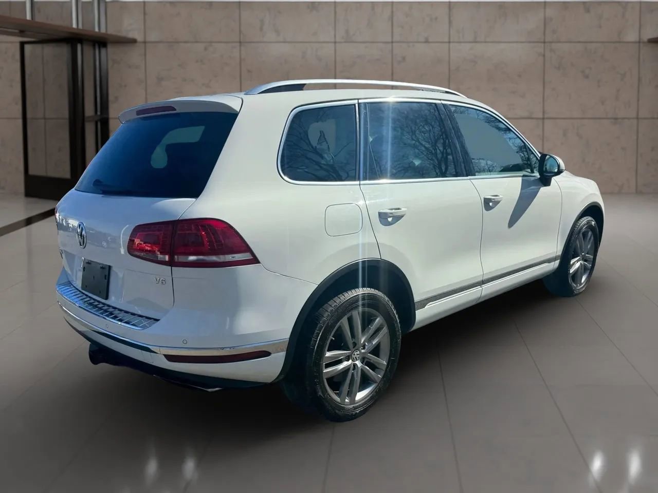 Used 2015 Volkswagen Touareg VR6 image 6