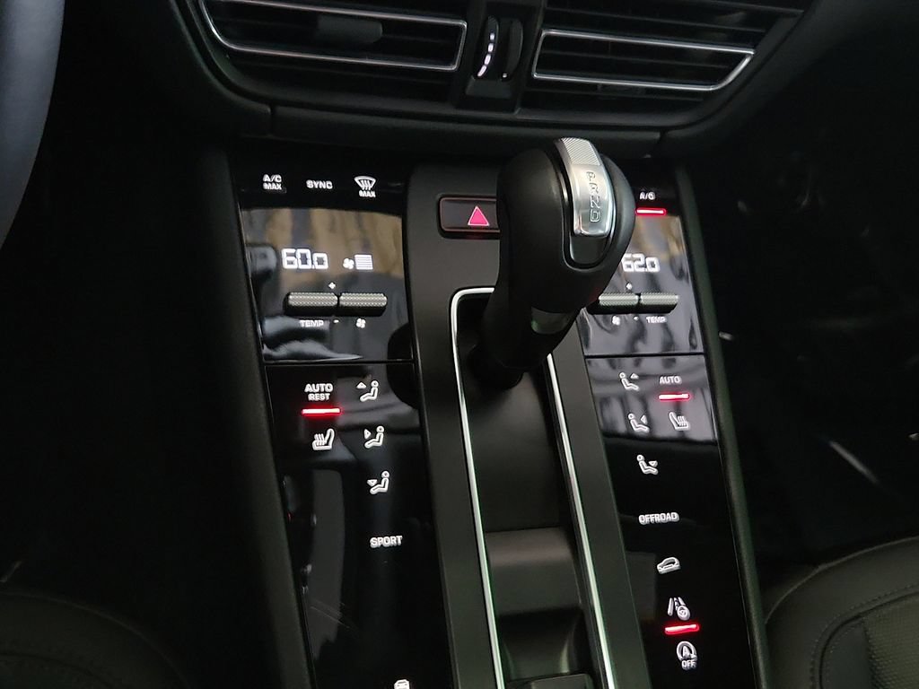 Certified 2026 Porsche Macan AWD/4WD image 16