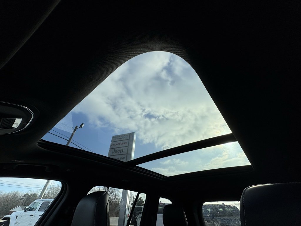 Used 2024 Jeep Grand Cherokee Limited w/ Luxury Tech Group II image 31