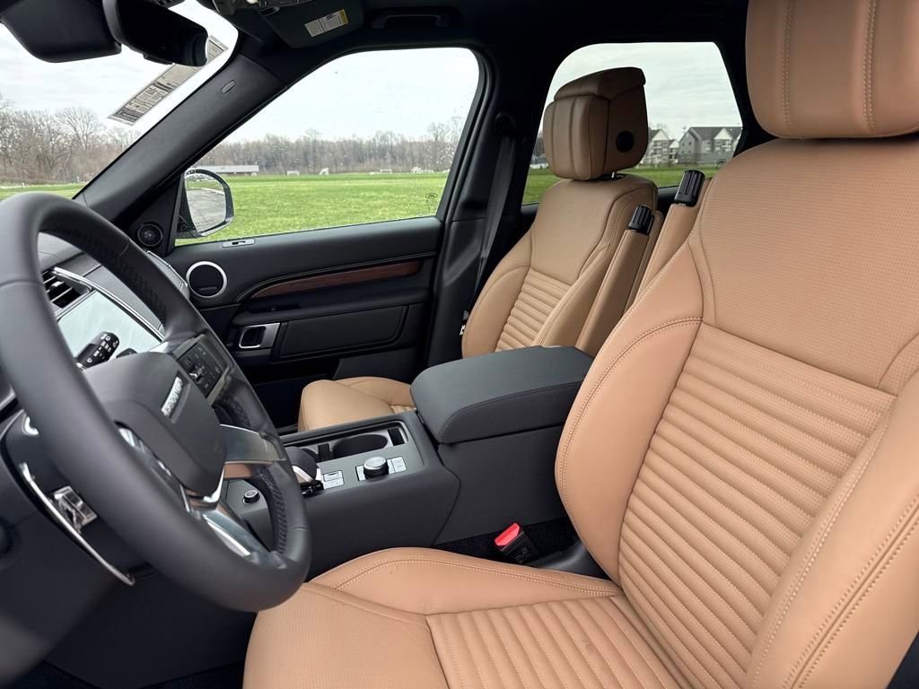 Used 2025 Land Rover Discovery Dynamic SE AWD/4WD image 13