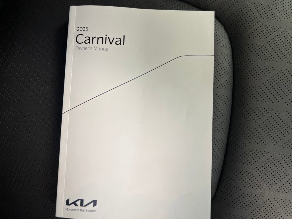 Used 2025 Kia Carnival image 32