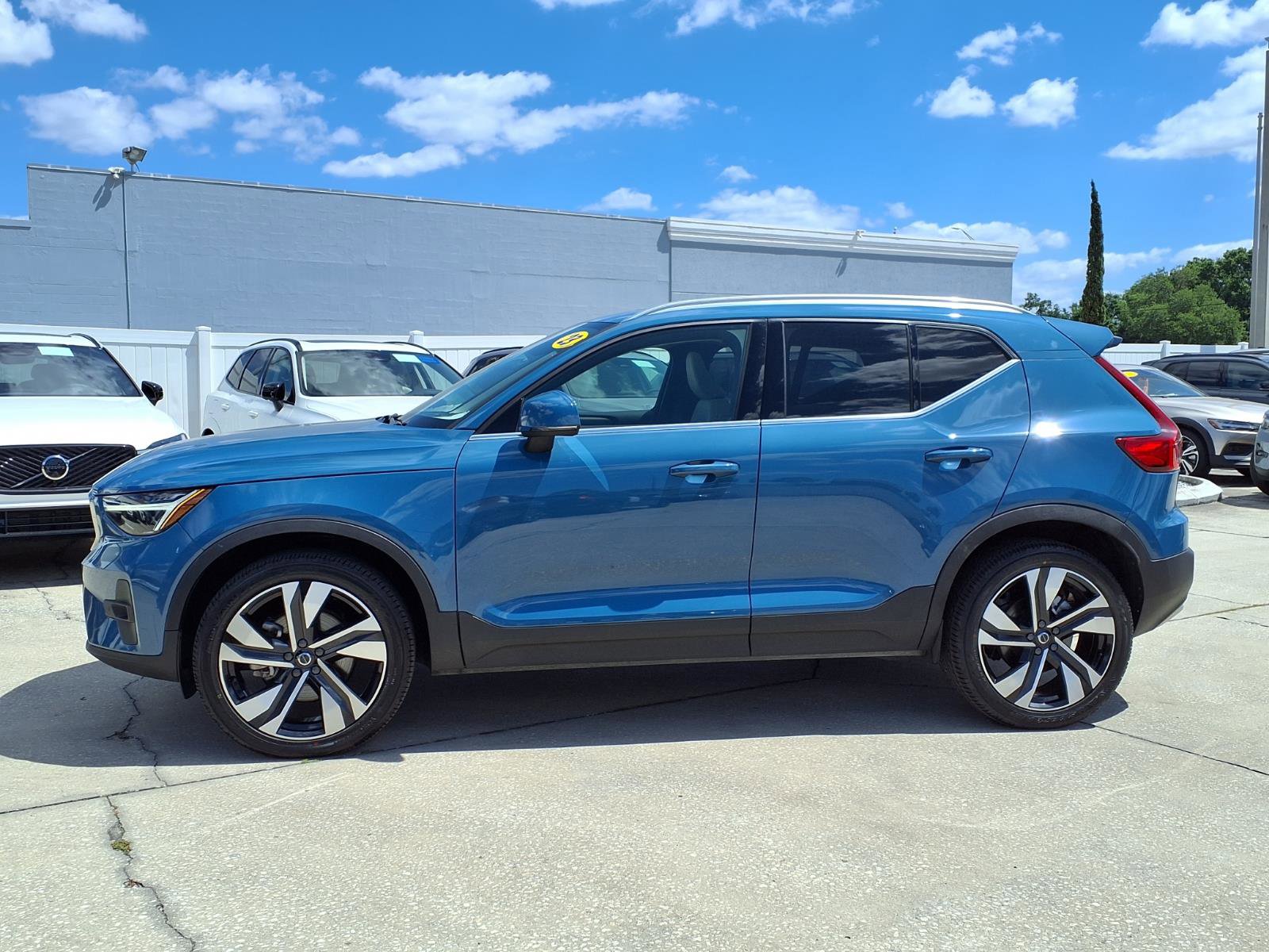Certified 2023 Volvo XC40 B5 Plus AWD/4WD image 4