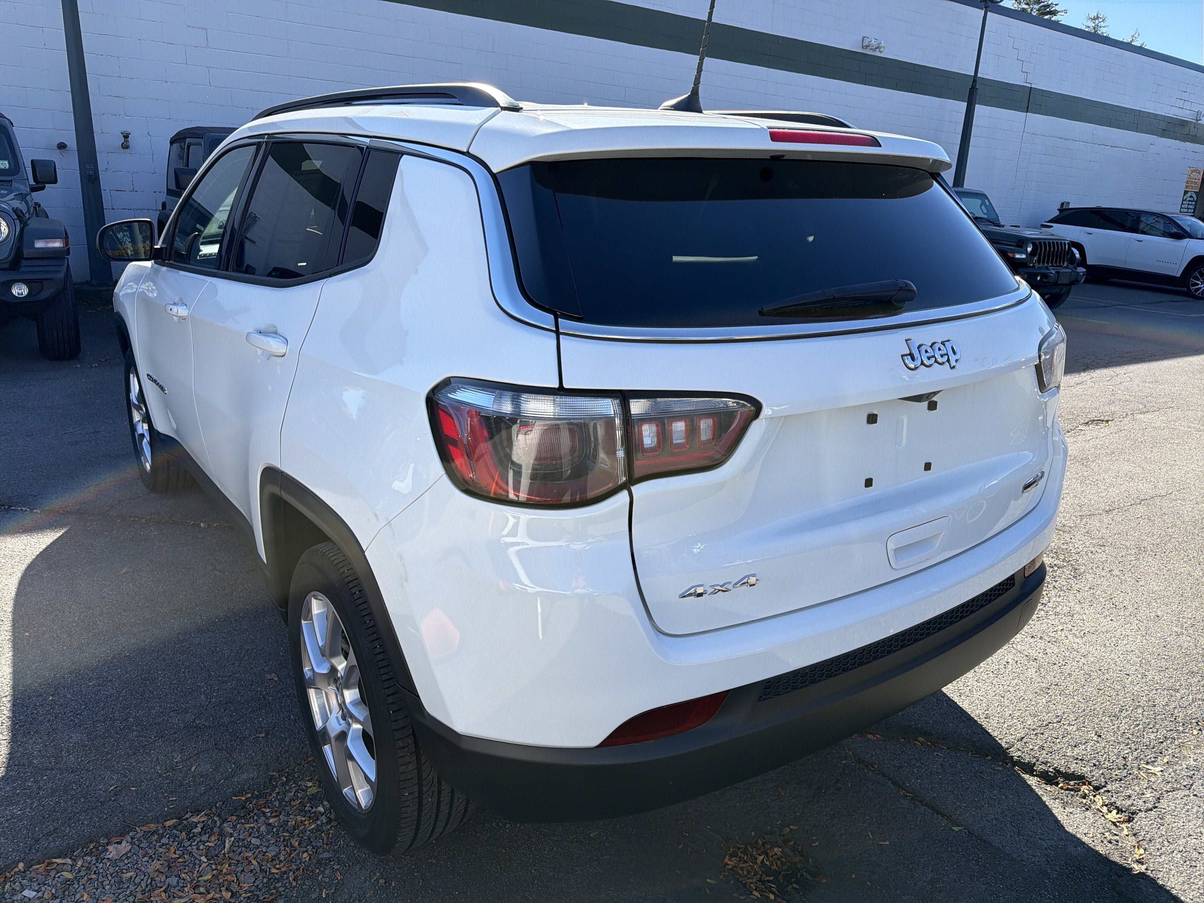 Used 2023 Jeep Compass Latitude AWD/4WD image 5