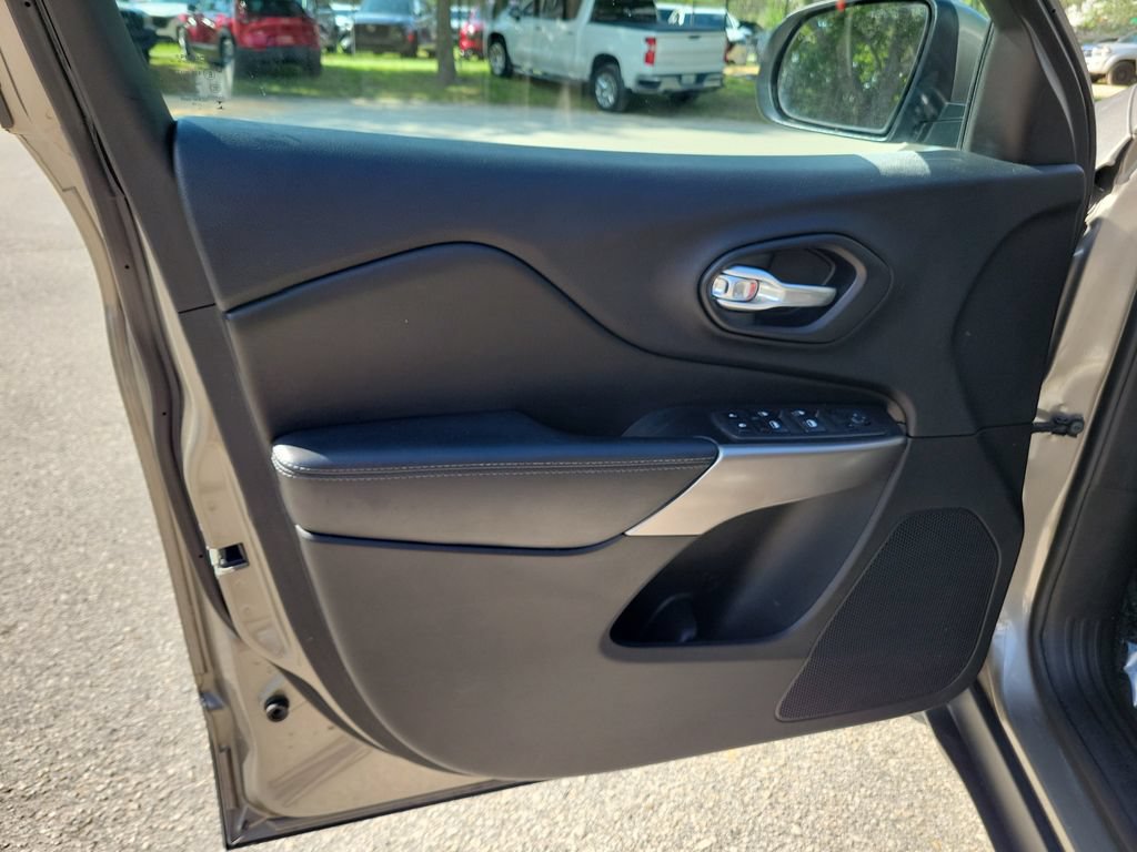 Used 2019 Jeep Cherokee Latitude w/ Popular Appearance Group FWD image 17