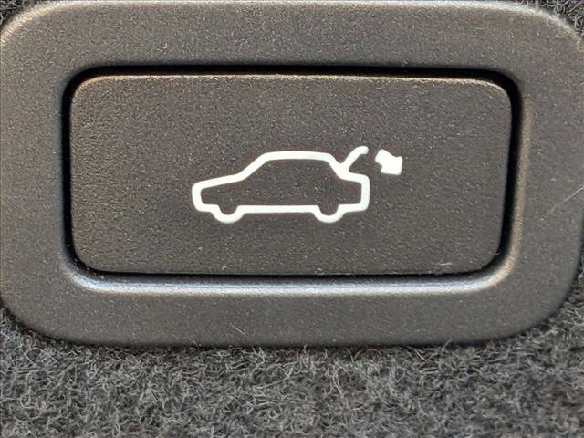 Used 2022 Jaguar XF SE image 17