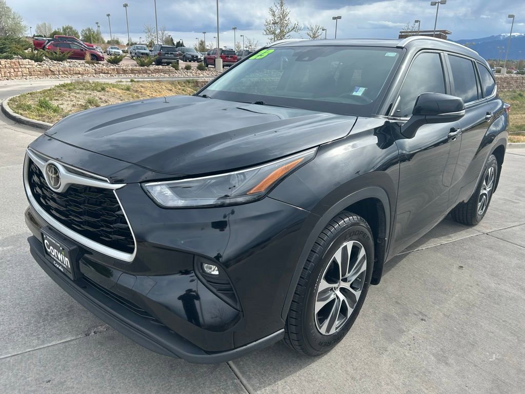 Used 2023 Toyota Highlander XLE AWD/4WD image 3