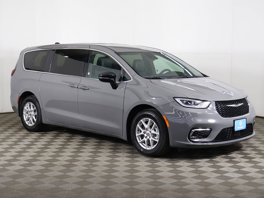 Used 2025 Chrysler Pacifica Select FWD image 2