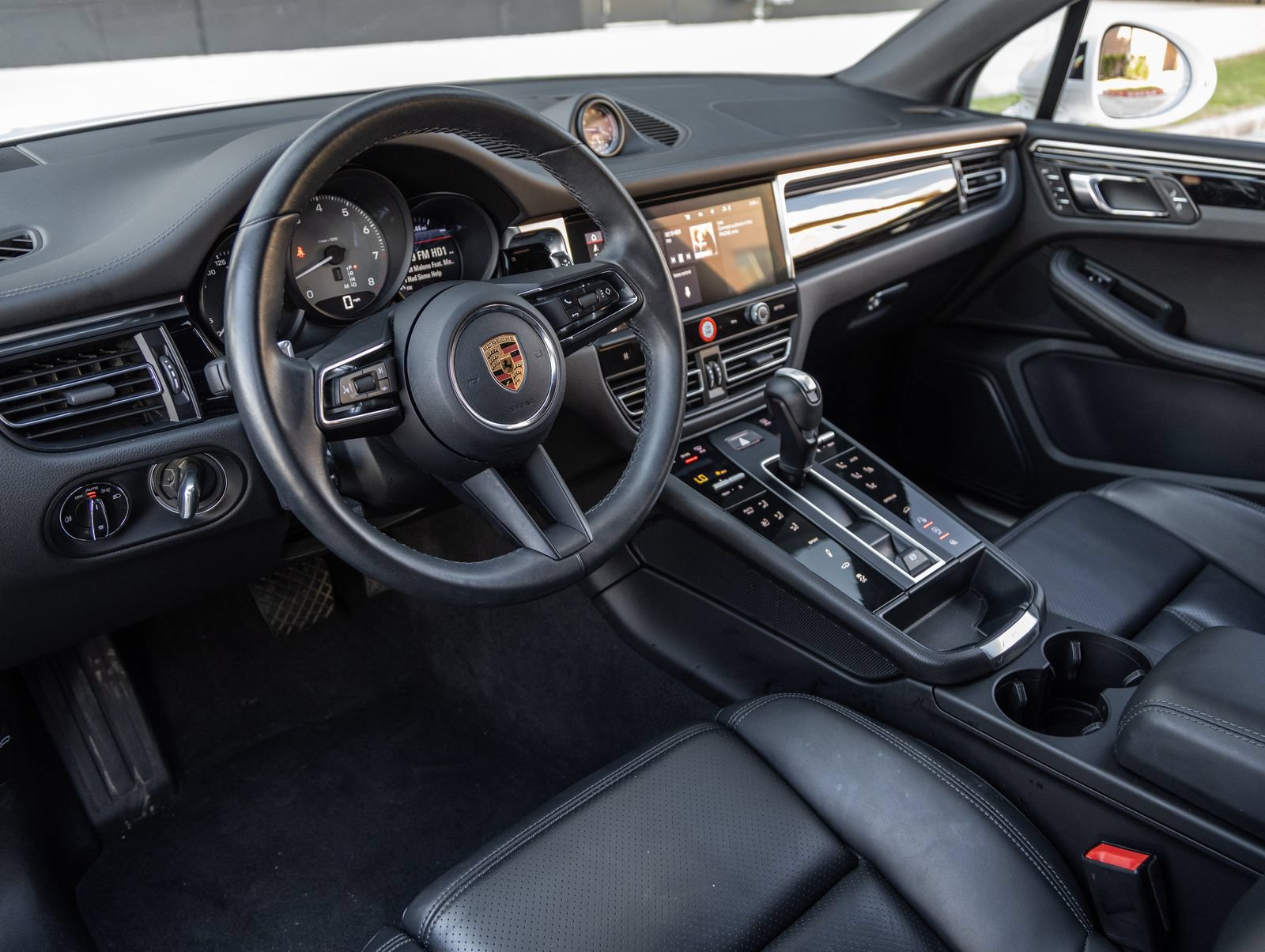 Certified 2023 Porsche Macan S AWD/4WD image 4