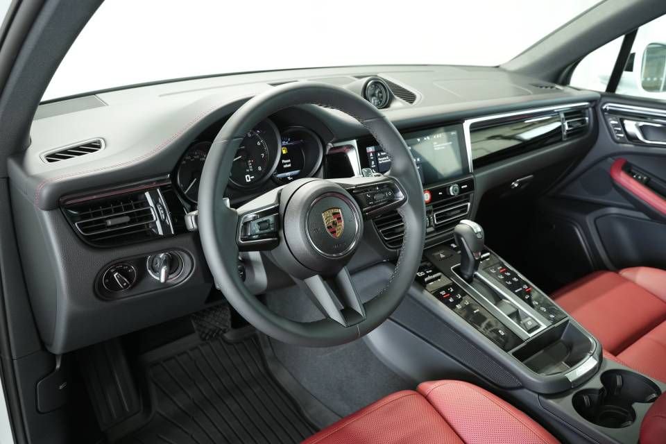 Certified 2025 Porsche Macan AWD/4WD image 4
