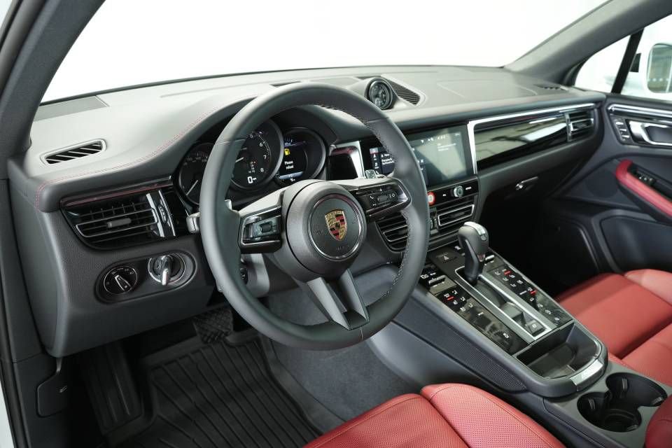 Certified 2025 Porsche Macan AWD/4WD image 4