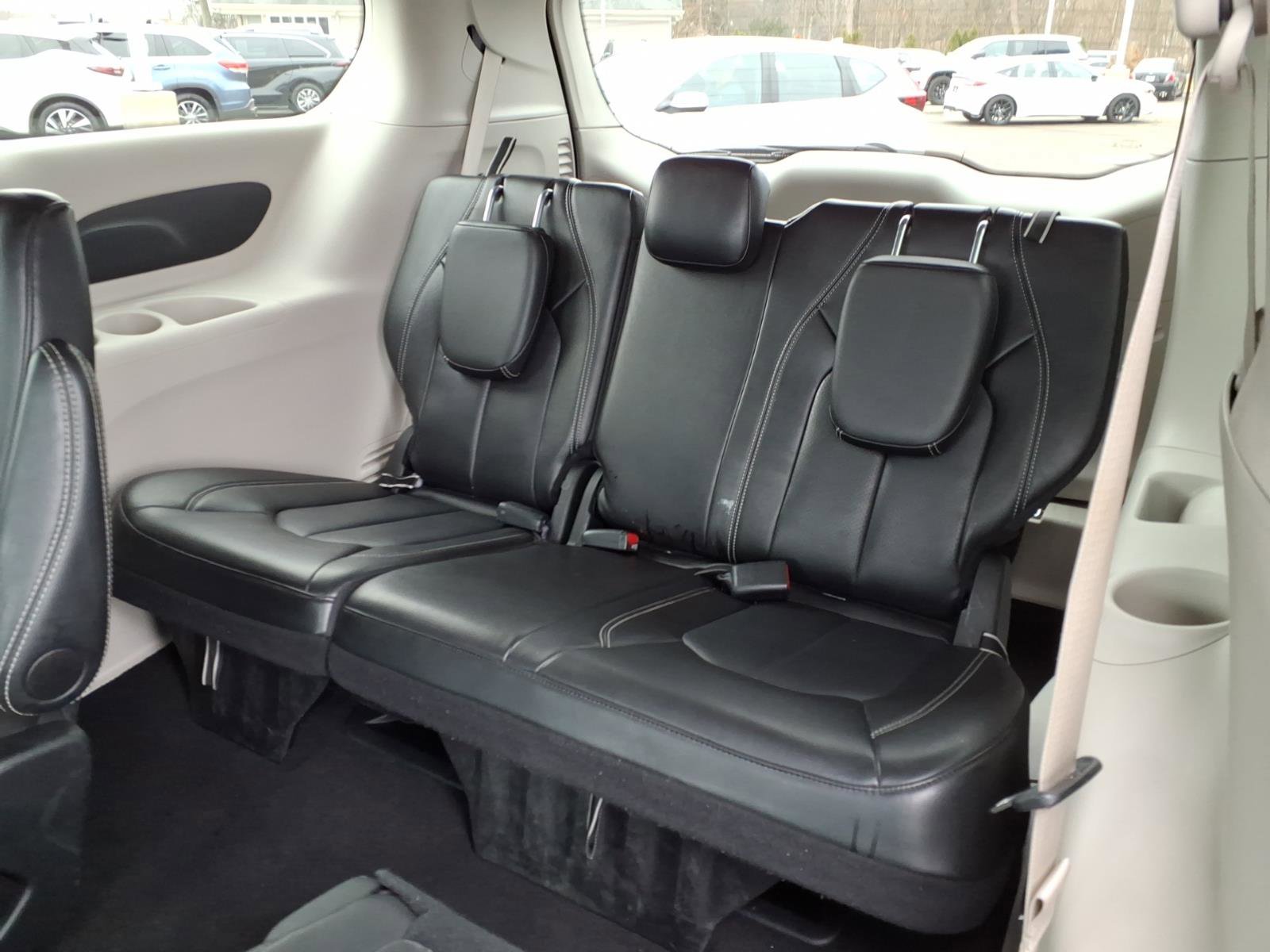 Used 2024 Chrysler Pacifica Touring-L image 8