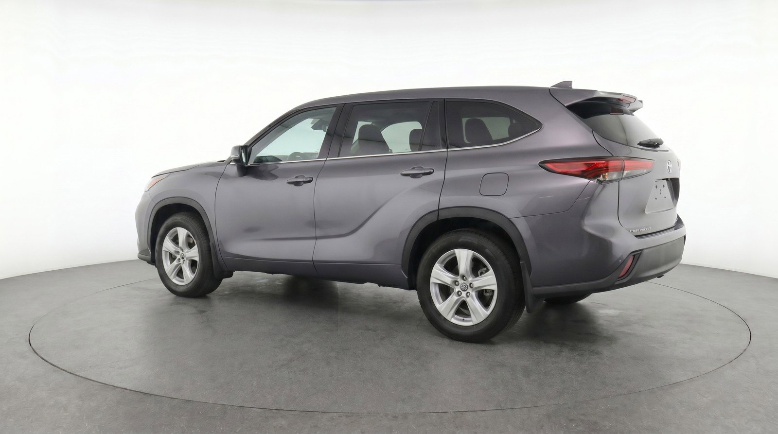 Used 2025 Toyota Highlander LE FWD image 6