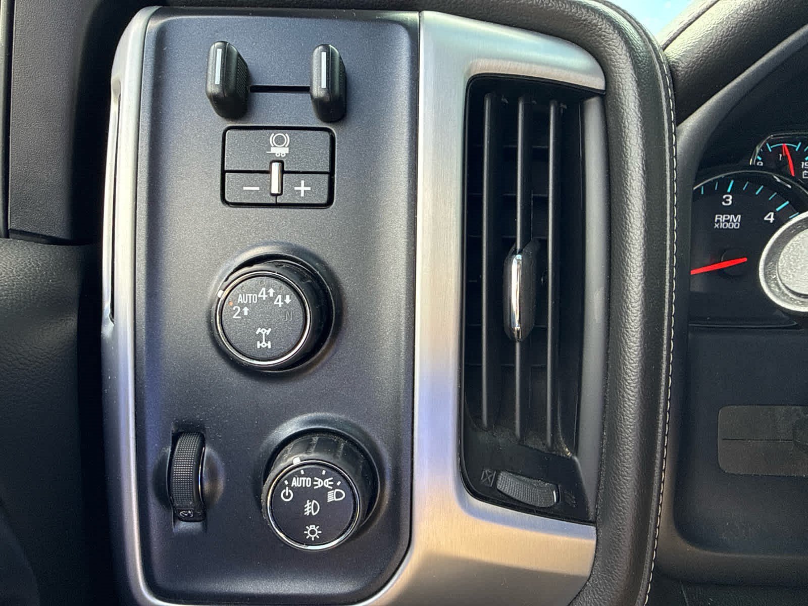 Used 2018 GMC Sierra 1500 SLT AWD/4WD image 12