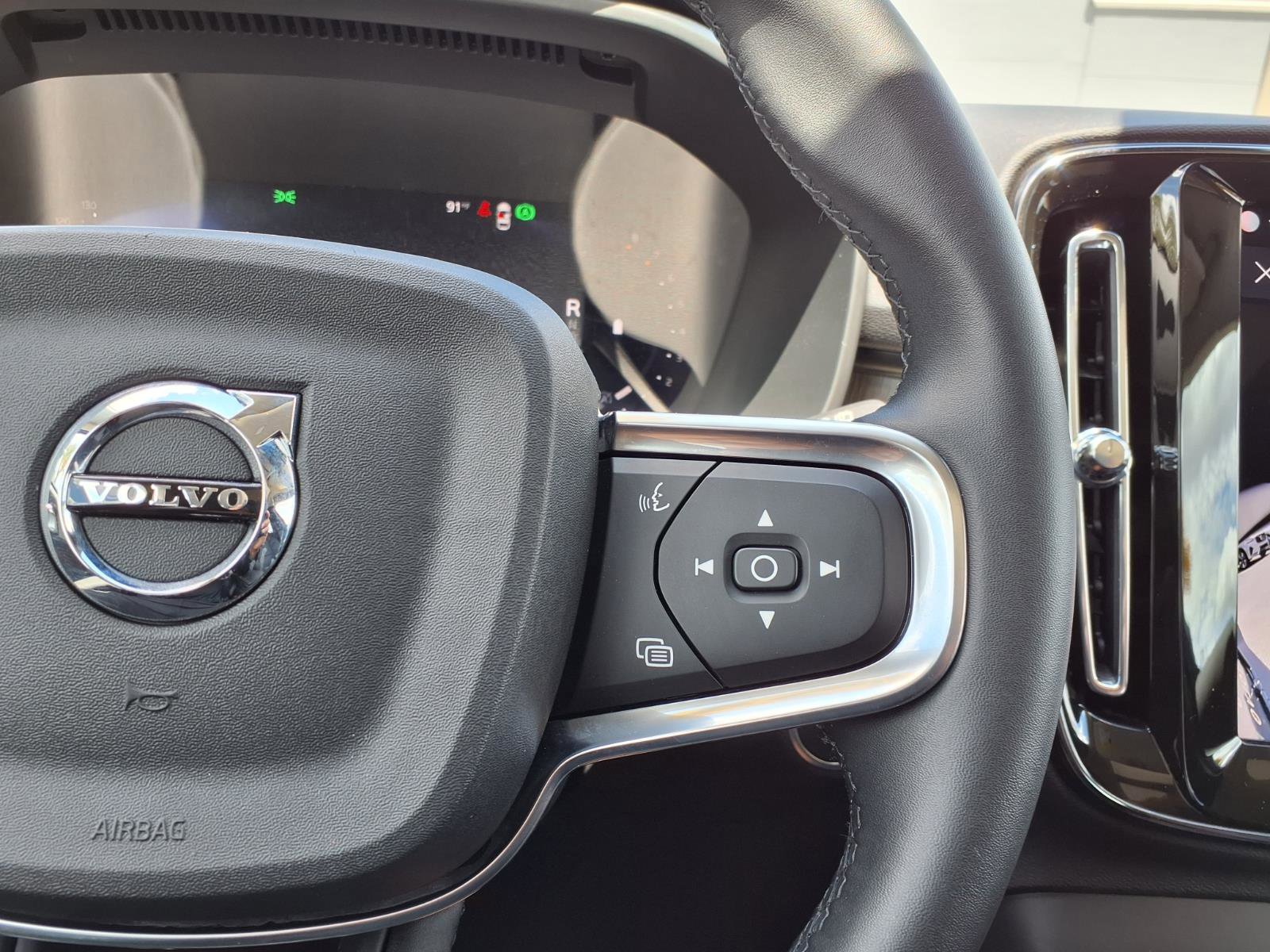 Certified 2025 Volvo XC40 B5 Core AWD/4WD image 28