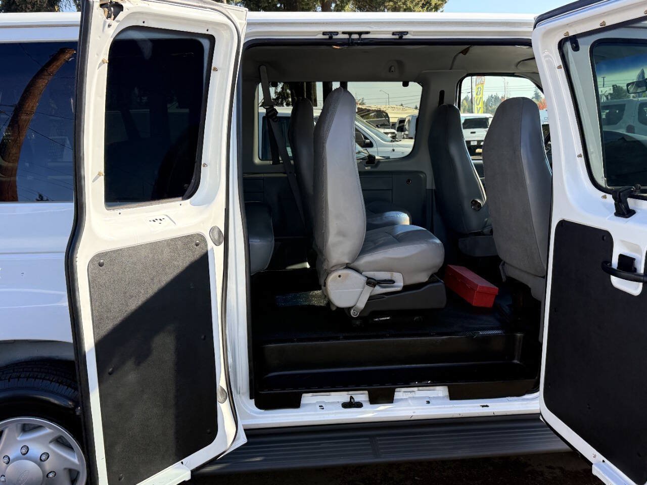 Used 2005 Ford E-350 and Econoline 350 XL RWD image 13