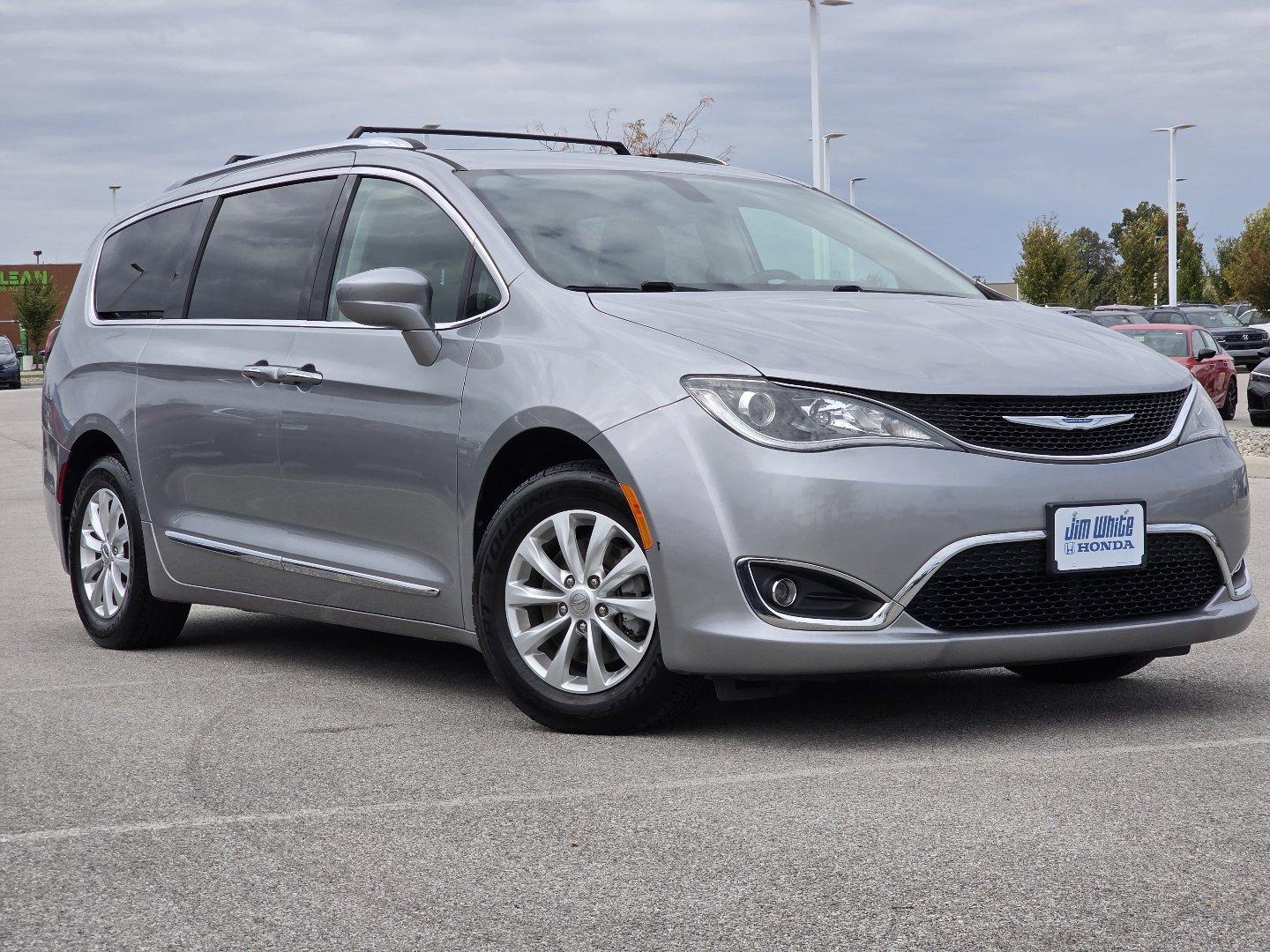 Used 2018 Chrysler Pacifica Touring-L w/ Premium Audio Group FWD image 2