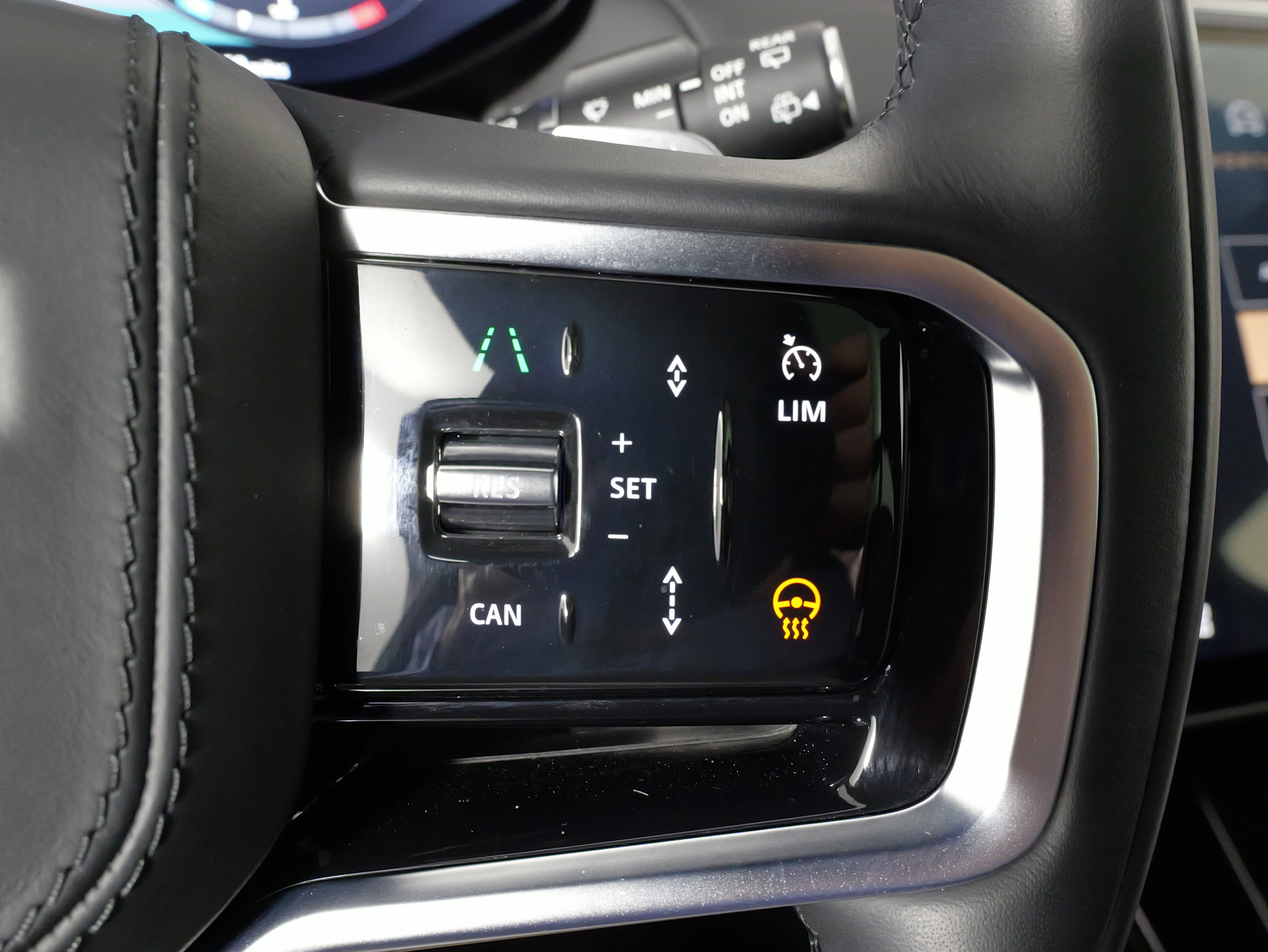 Used 2025 Land Rover Range Rover Sport SE image 40