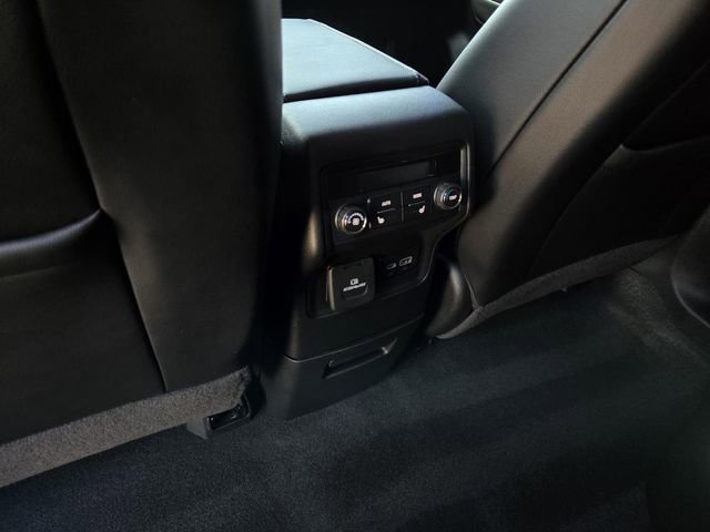 Used 2023 GMC Acadia SLT w/ Elevation Edition image 17