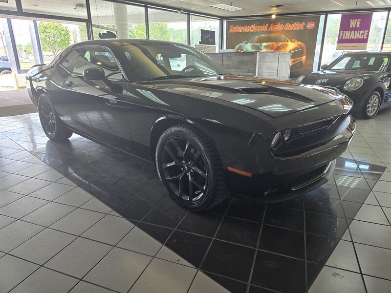 Used 2019 Dodge Challenger SXT w/ Blacktop Package RWD image 3